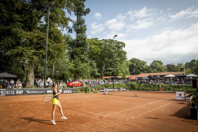 Oud-winnares Chiara Scholl (rode broek) was dit jaar niet opgewassen tegen Federica Arcidiacono. De Italiaanse schakelde de Amerikaanse topfavoriete uit.