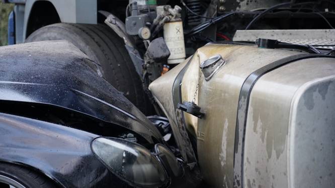 Automobilist heeft engeltje op schouder bij botsing op vrachtwagen in Dongen