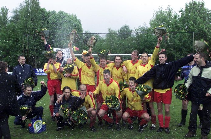 ONDO vier het kampioenschap in het seizoen 2001/2002. Midden gehurkt (die net overeind komt) Carlo van Bussel. Recht boven hem Marc van den Heuvel.
