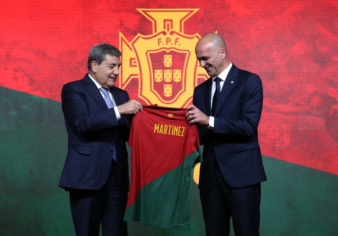 Bondsvoorzitter Gomes overhandigt Martínez een Portugees shirt.
