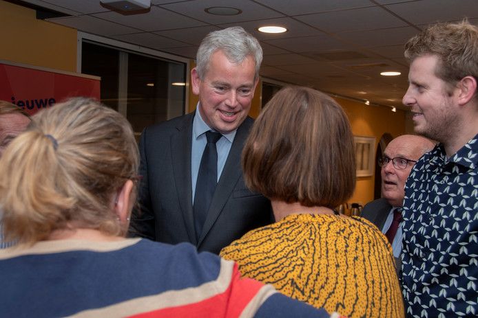 Maarten van de Donk neemt felicitaties in ontvangst na zijn benoeming eind oktober. Op 18 december zou hij geïnstalleerd worden als burgemeester van Hilvarenbeek.