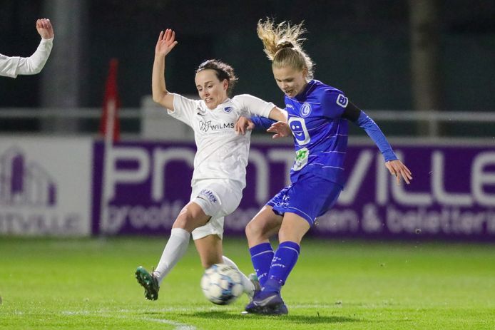 Lore Jacobs probeerde het in de match tegen Genk met links, zonder succes. Op Charleroi scoorde ze wel twee maal.