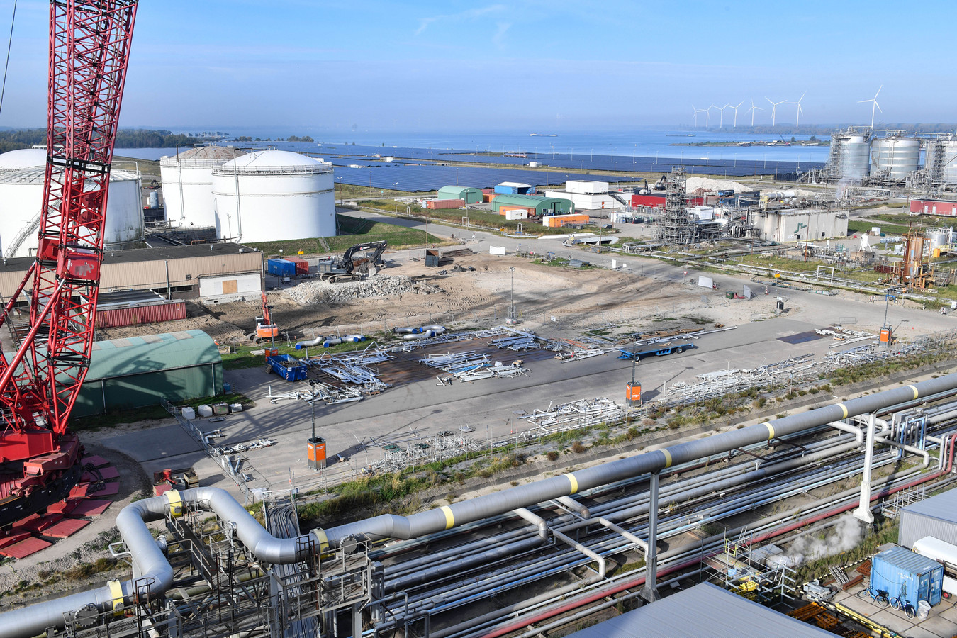 Schip lekt een koolwaterstof in haven Moerdijk | Foto | AD.nl