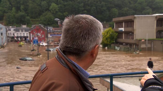 Alors qu'une journaliste de VTM Nieuws mène une interview, la façade d'une maison s'effondre en arrière-plan