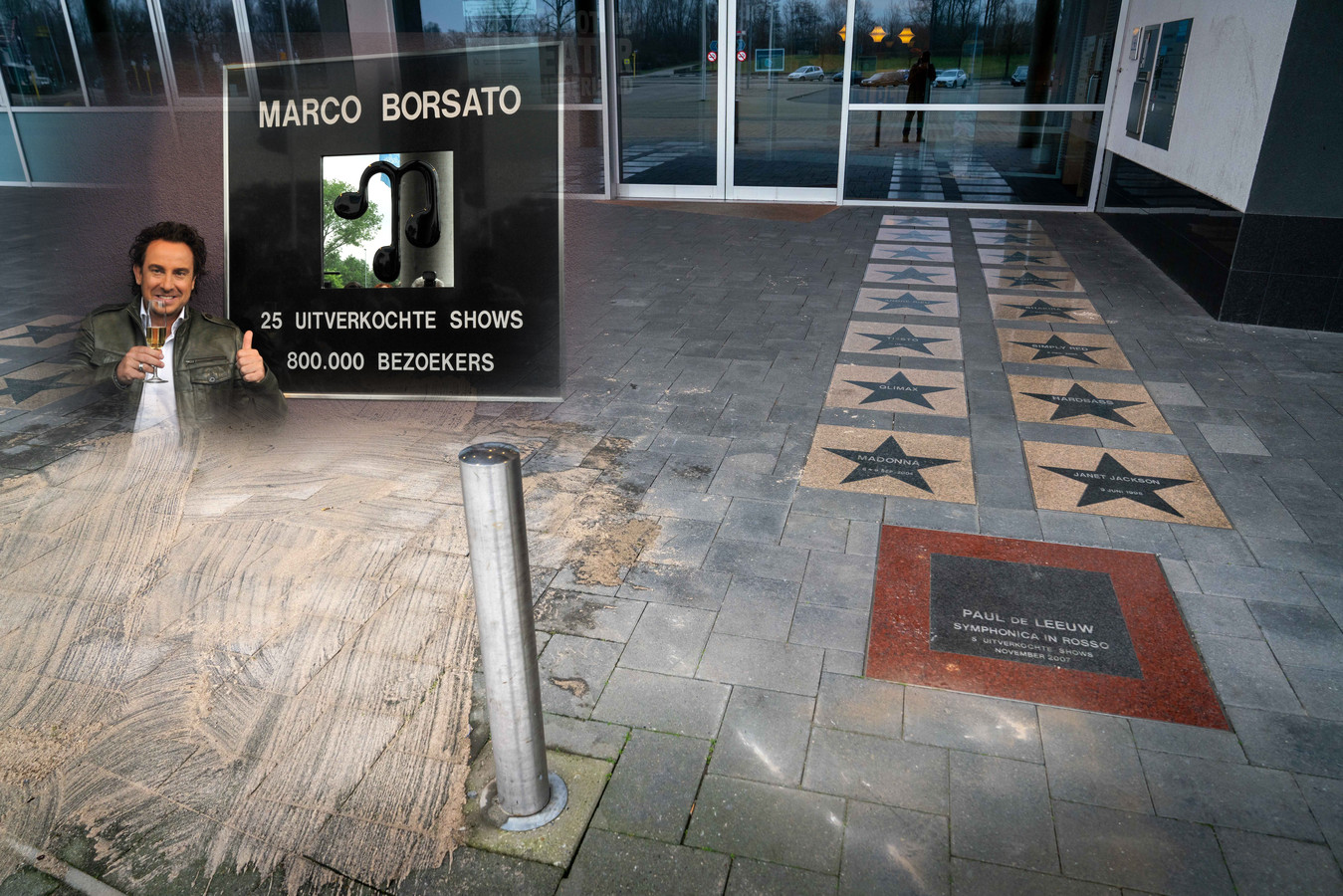 De herinneringen aan de grote successen die Marco Borsato vierde in GelreDome zijn weggehaald, vanwege de affaire rond seksueel grensoverschrijdend gedrag bij televisietalentenjacht ‘The Voice of Holland’.