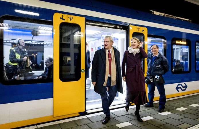 De Nederlandse staatssecretaris Stientje van Veldhoven (Infrastructuur) stapt uit een trein. Archieffoto.
