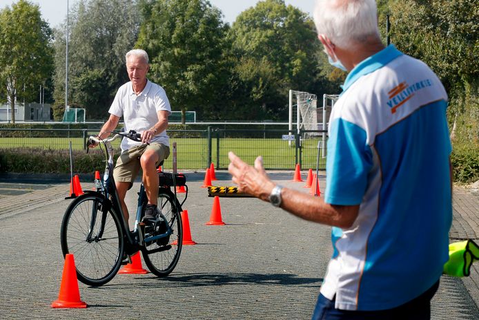 September 2020: een deelnemer rijdt behendig over het hindernisparcours terwijl een vrijwilliger van Veilig Verkeer Nederland instructies geeft.