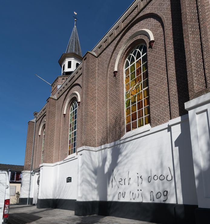 'Kerk is dood, nu wij nog' stond vanmorgen op de muur van de Dorpskerk in Nunspeet .