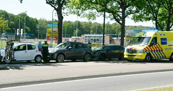 Vier autos betrokken bij kettingbotsing in Enschede.