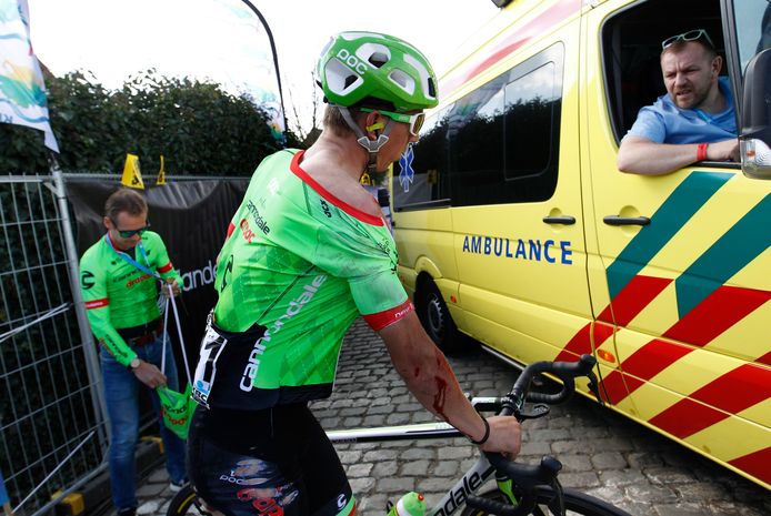 Sep Vanmarcke meldt zich na de Ronde van Vlaanderen bij een ambulance.