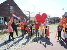 Vlaggenslingers door Oostelbeers als vreedzaam protest om basisschool te behouden