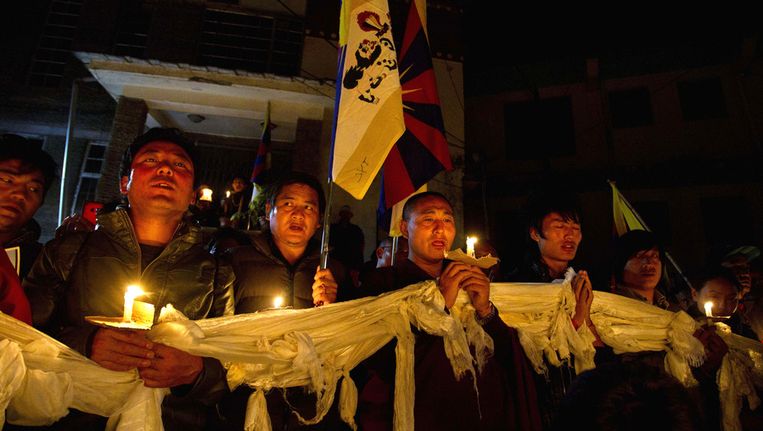 Tibetanen in ballingschap nemen deel aan een stille tocht uit solidariteit met een zelfverbrander. Beeld ap