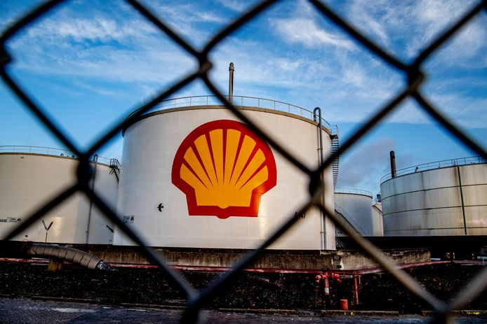 Shell hoort bij de twaalf bedrijven die ongeveer 90 procent van de CO2-uitstoot in de chemie, olie- en staalindustrie in ons land voor hun rekening nemen.