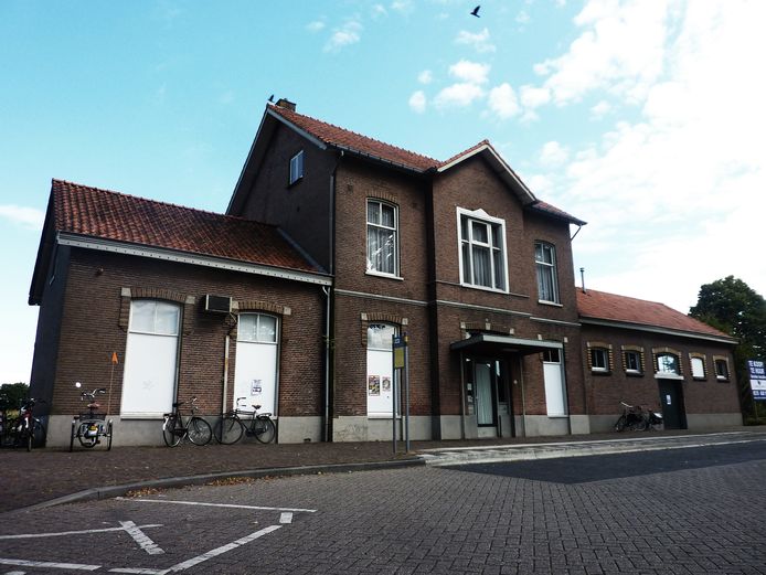 Het stationsgebouw in Vorden staat al meer dan twaalf jaar leeg. Magdalena Haverkamp en Michael Brink hopen er na de zomer van 2022 een chocolaterie te openen.