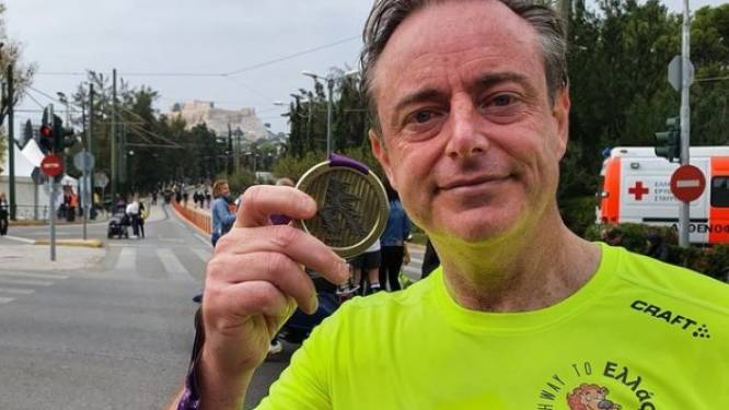 Bart De Wever doet 4 uur en 18 minuten over Griekse moeder van alle marathons: “Hier droom ik al van sinds ik startte met lopen”