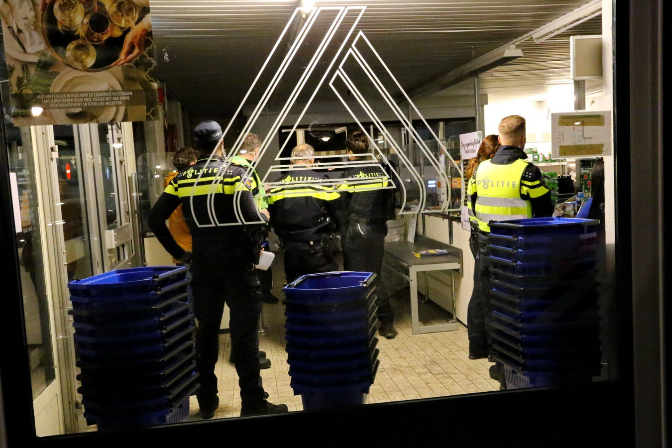 recorder Erupt peaceful Man met donkere kleding en wit masker pleegt gewapende overval op Aldi in  Eersel | Foto | ed.nl