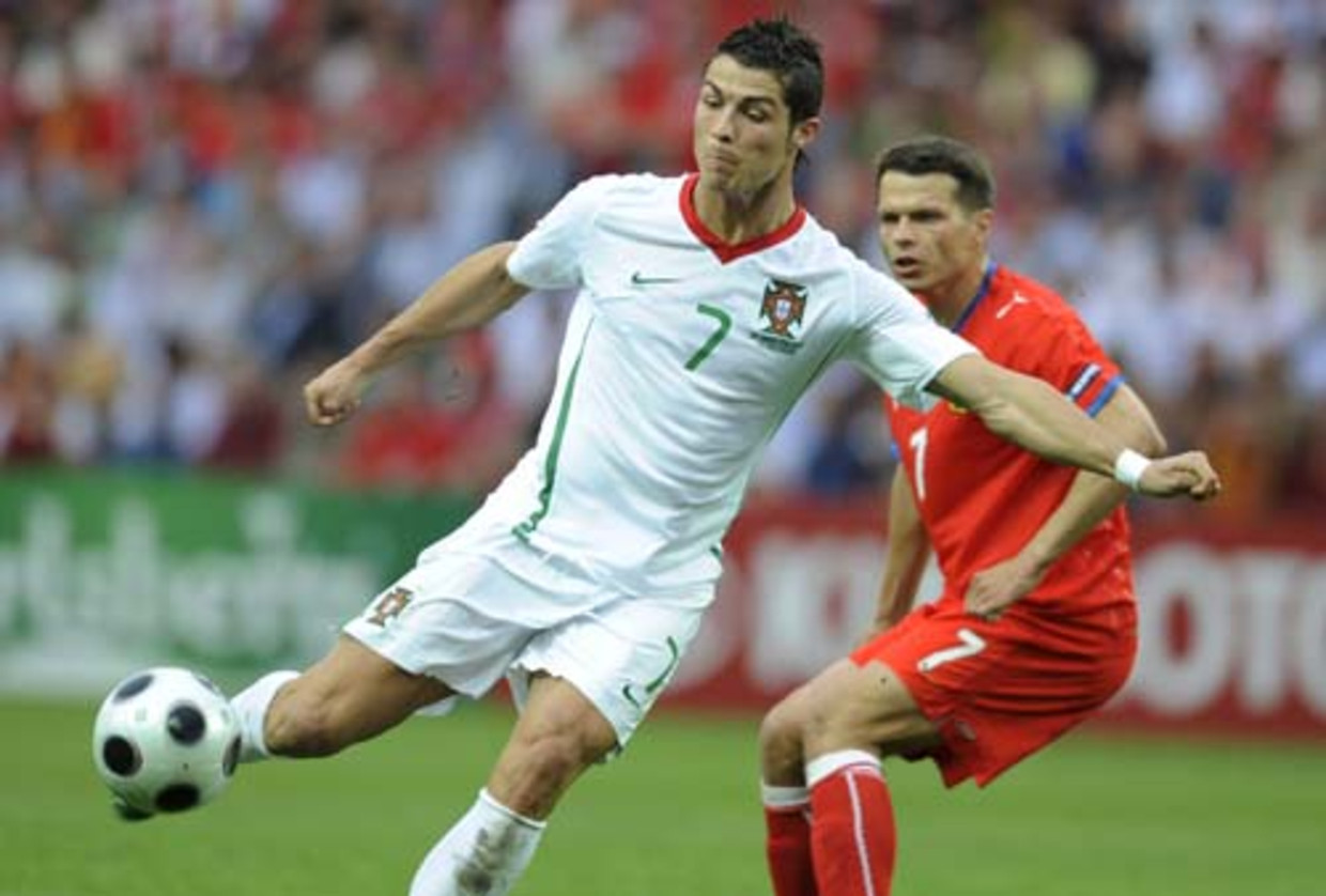 Cristiano Ronaldo heeft Portugal woensdag naar de tweede overwinning op het EK geschoten. Hij maakte in GenÃ¿ve na ruim een uur spelen het tweede doelpunt in het duel met TsjechiÃ«. (EPA) Beeld EPA