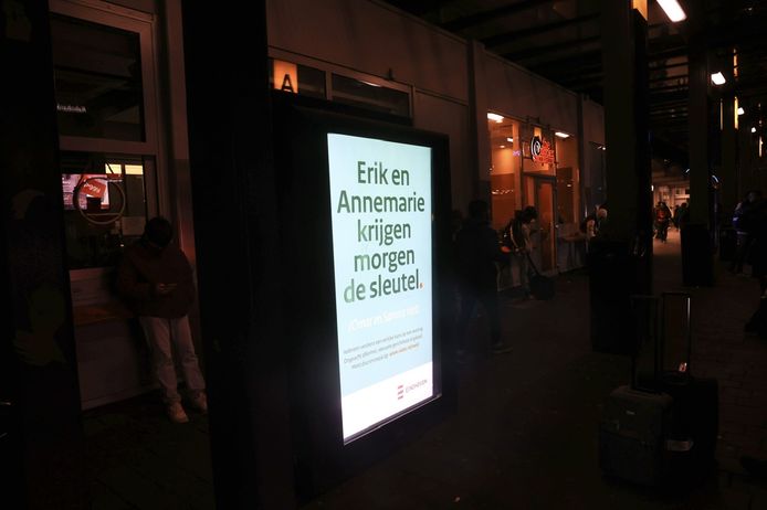 Beeld van de geruchtmakende campagne in een bushokje in Eindhoven