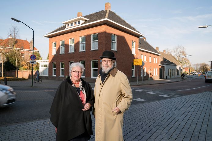Diny en Winston Bouwman wonen in het pand op de hoek Hoofdstraat-Kluisstraat. 
Hier woonde vroeger de familie Van Oppenraaij.  Diny en Winston spraken Henriëtte enkele keren en hebben mooie verhalen over haar.