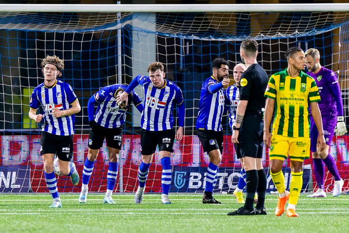FC Eindhoven viert de 1-1, met v.l.n.r. Jasper Dahlhaus, Naoufal Bannis, Tibo Persyn, Youness Mokhtar en Evan Rottier.