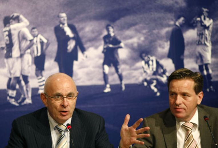 Michael van Praag (links), de voorzitter van de Eredivisie CV, en directeur Alex Tielbeke maken maandag in Arnhem bekend de verdeling van de uitzendrechten van het voetbal bekend. (ANP) Beeld ANP