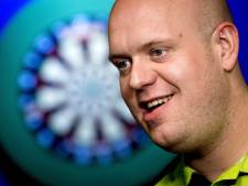 ‘Papa prik’ Michael van Gerwen negen dagen na operatie in Ziggo Dome: ‘Eerste pijlen waren spannend’