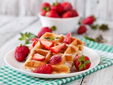 Wafeldag: zo maak je Brusselse wafels met slagroom en rood fruit