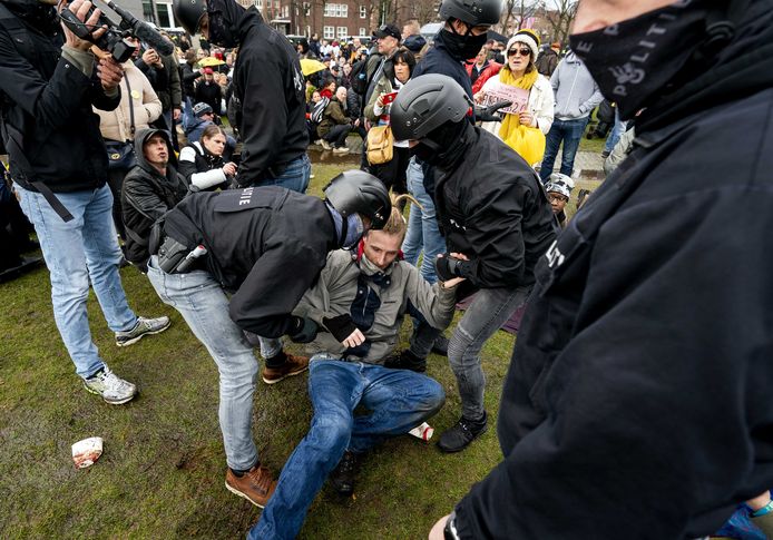 Een demonstrant wordt aangehouden in Amsterdam.