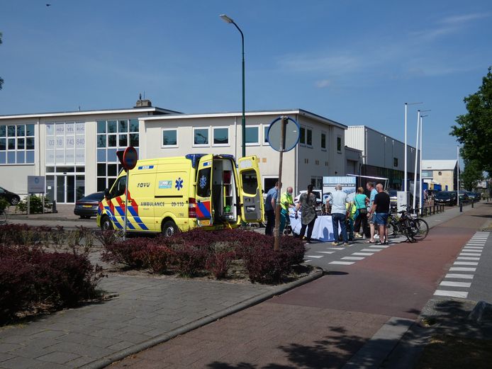 De wielrenner is na de aanrijding in Veenendaal per ambulance naar het ziekenhuis gebracht.
