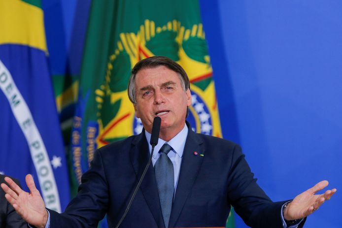 De Braziliaanse president Jair Bolsonaro zei de voorbije maanden meermaals dat het coronavirus niet meer is dan "een griepje" en trok de maatregelen vaak in het belachelijke. Brazilië heeft na de Verenigde Staten de hoogste dodentol door het virus.