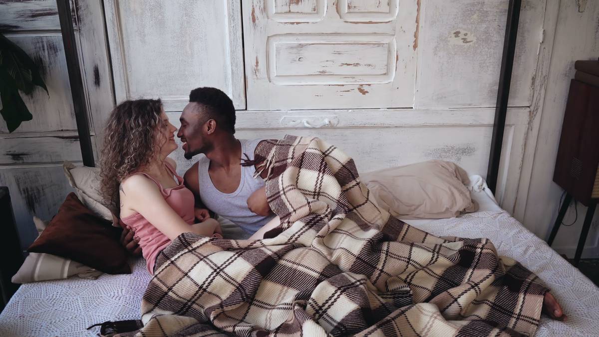 Seks je slank of toch niet? Waarom veel calorieën verbranden in bed niet  realistisch is | Seks & Liefde | hln.be