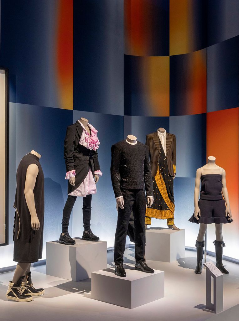 Hedendaagse mannenpakken van o.a. Rick Owens, Raf Simons en JW Anderson. Beeld Peter Kelleher/Victoria and Albert Museum