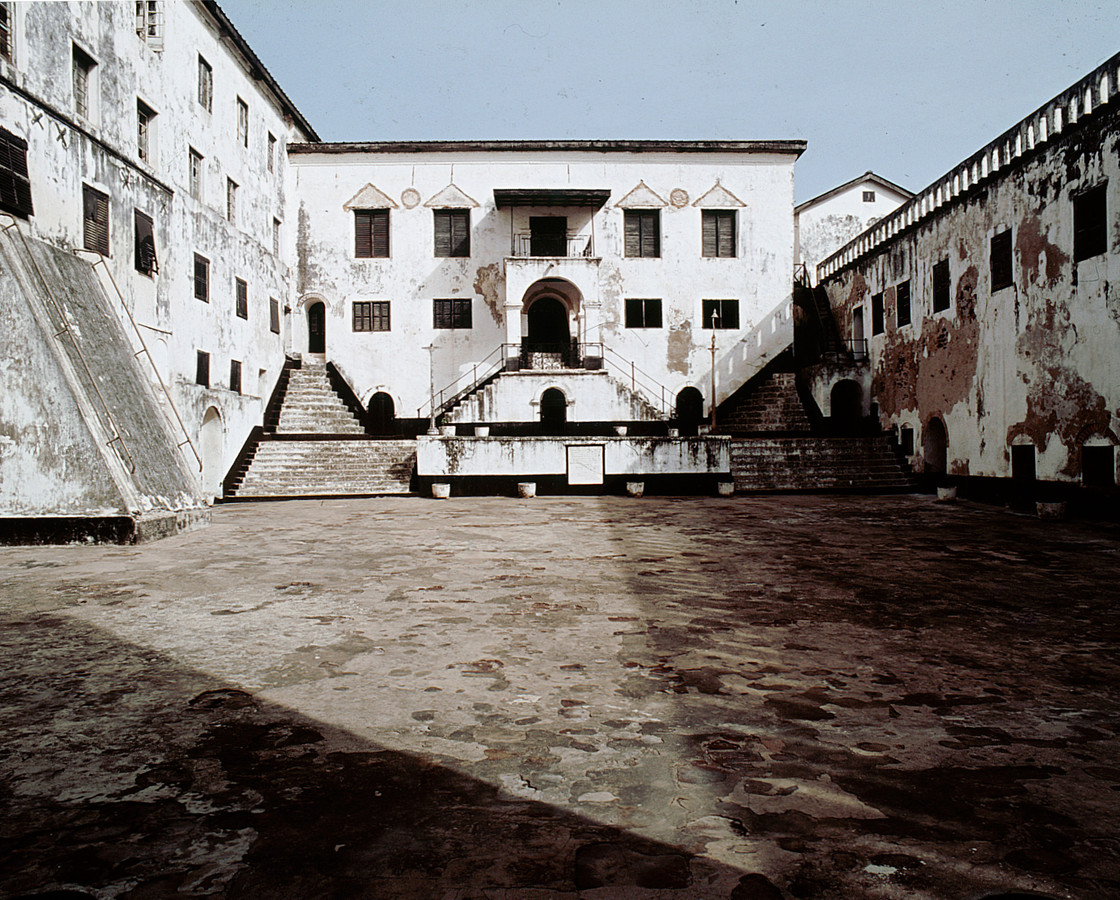 Fort Elmina aan de kust van Ghana, van waaruit slaven op transport werden gesteld. foto Werner Forman/Universal Images Group/Getty Images