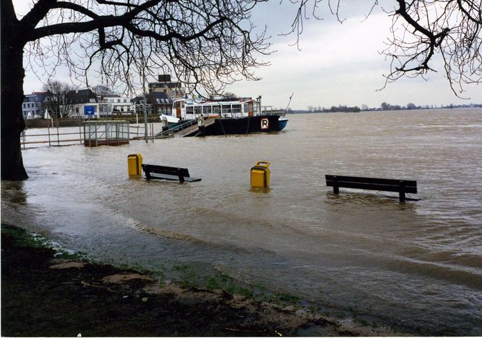 De veerpont ligt aangemeerd aan de steiger Buiten de Waterpoort is deze onbereikbaar.