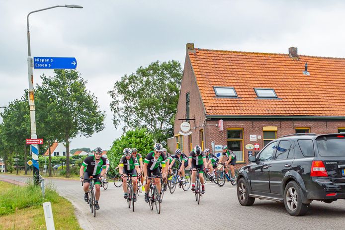 Dit beeld is voorlopig niet meer aan de orde: toerclub De Molenrijders uit Wouw die in groepsverband door West-Brabant fietst. Zolang er corona heerst, wordt iedereen met klem aangeraden in zijn eentje te trainen.