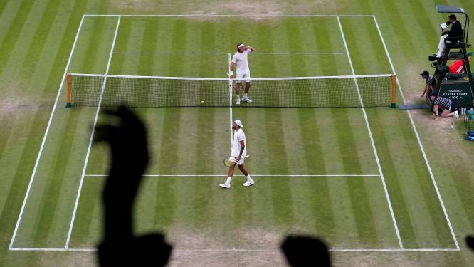 Wimbledon geeft Nick Kyrgios en Stefanos Tsitsipas boete voor onsportief gedrag