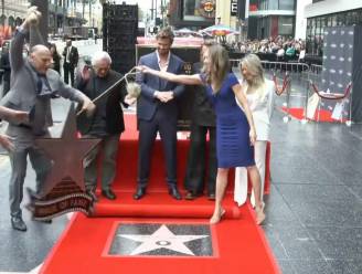 KIJK. Chris Hemsworth onthult eigen ster op Hollywood Walk of Fame
