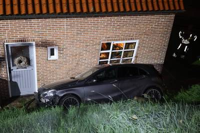 Automobilist rijdt vijf meter van dijk af en botst tegen woning in Giessen