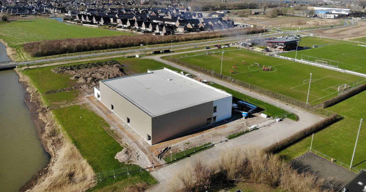 Na jarenlang gebakkelei verrijst de sporthal razendsnel uit de Betuwse klei
