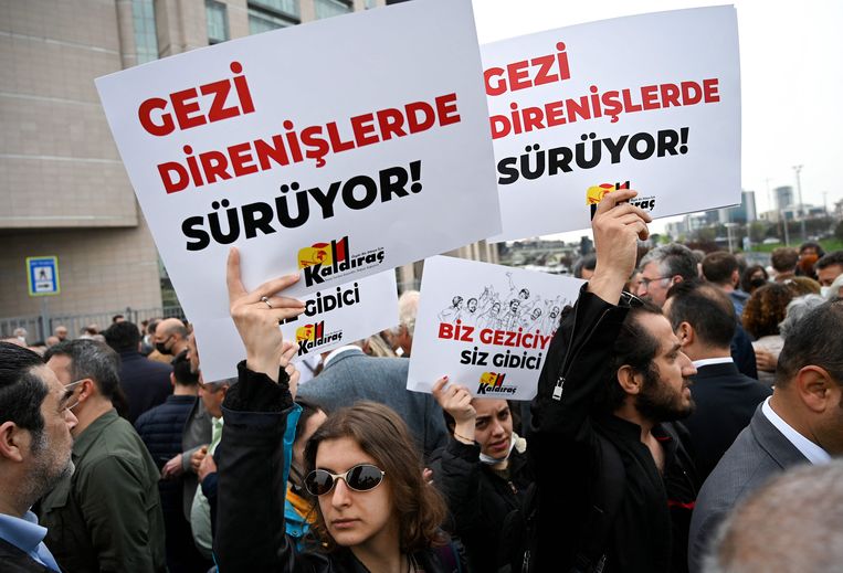 Demonstranten steunen Osman Kavala buiten de rechtbank in Istanbul. Beeld AFP