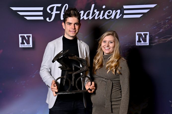 Wout van Aert en zijn zwangere vrouw Sarah De Bie poseren met de Flandrientrofee