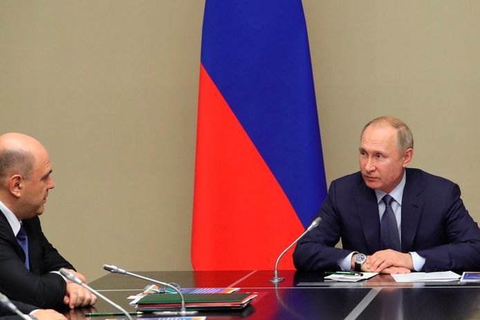 De Russische president Vladimir Poetin (r) en de nieuwe Russische premier Mikhail Mishustin tijdens een  vergadering van de Veiligheidsraad, vandaag in de Novo-Ogaryovo-residentie buiten Moskou.