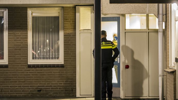 Een politieman staat voor een flat aan de Ganzerik waar het stoffelijk overschot van een pasgeboren baby is gevonden in een vuilniszak