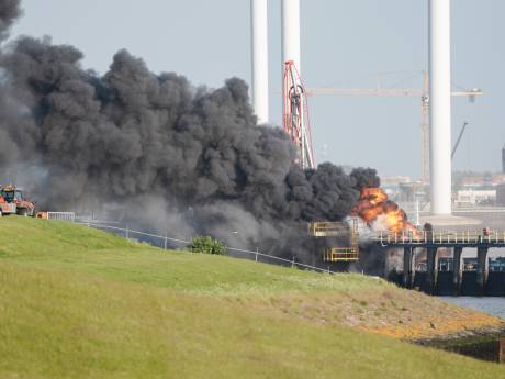 Grote brand op schip bij chemiepark in Farmsum onder controle