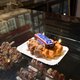De Snickerswafel zou verdwijnen uit Amsterdam, maar vooralsnog lijkt er weinig aan te doen