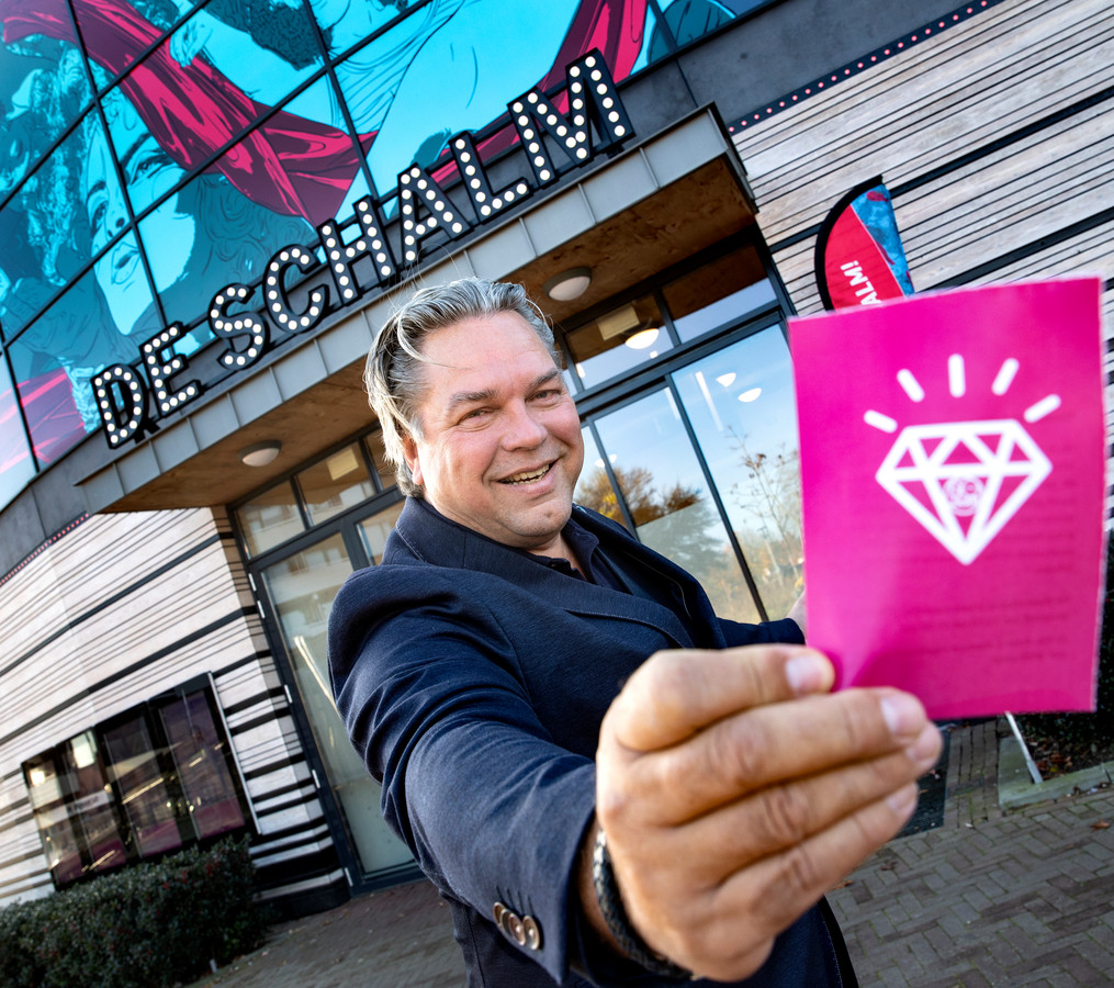 Directeur Sjoert Bossers van het jubilerende Theater de Schalm met een van de ‘diamanten’.
