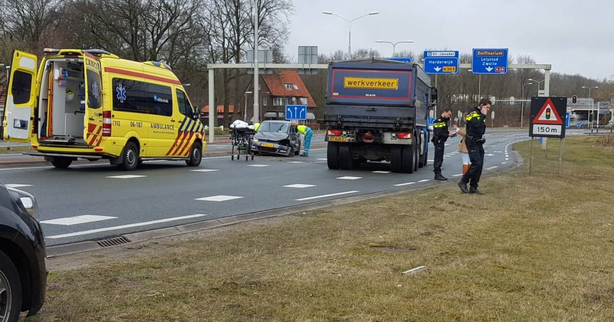 Automobilist gewond bij botsing met vrachtwagen in Harderwijk.