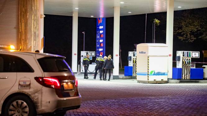 ‘Jongen (18) ligt zwaargewond bij tankstation na vechtpartij met bijlen tussen fans Vitesse en NEC’
