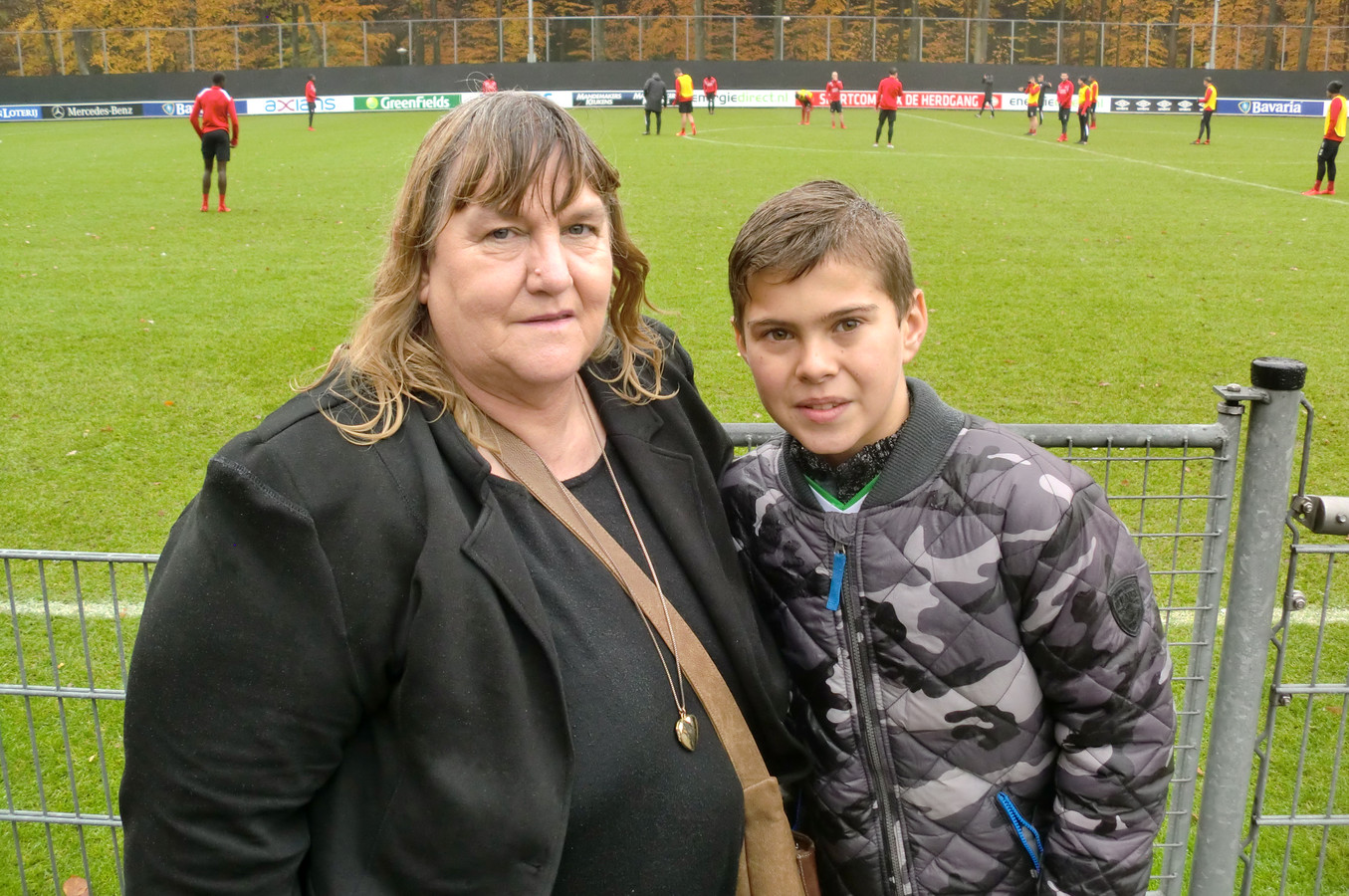 Oma Elly Oors en Daniël bij de training van PSV. Oma diende een wens in bij BN DeStem. Ze wlide een dag met haar kleinzoon naar PSV