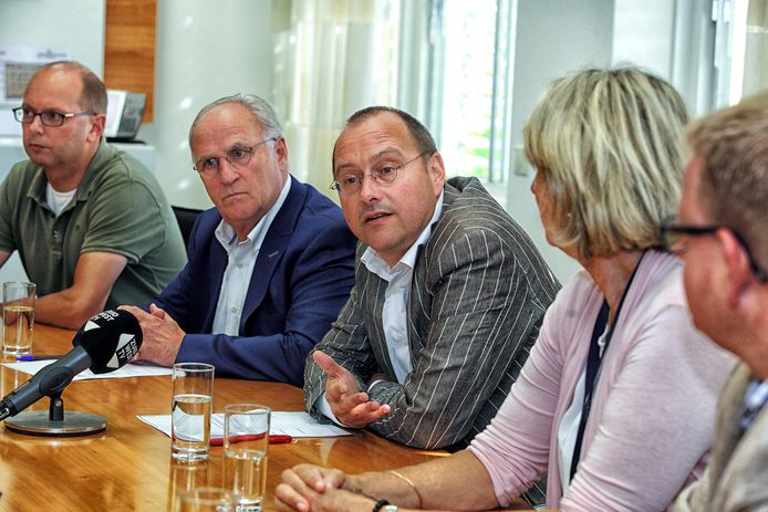 Wethouder Arjan van der Weegen (midden).